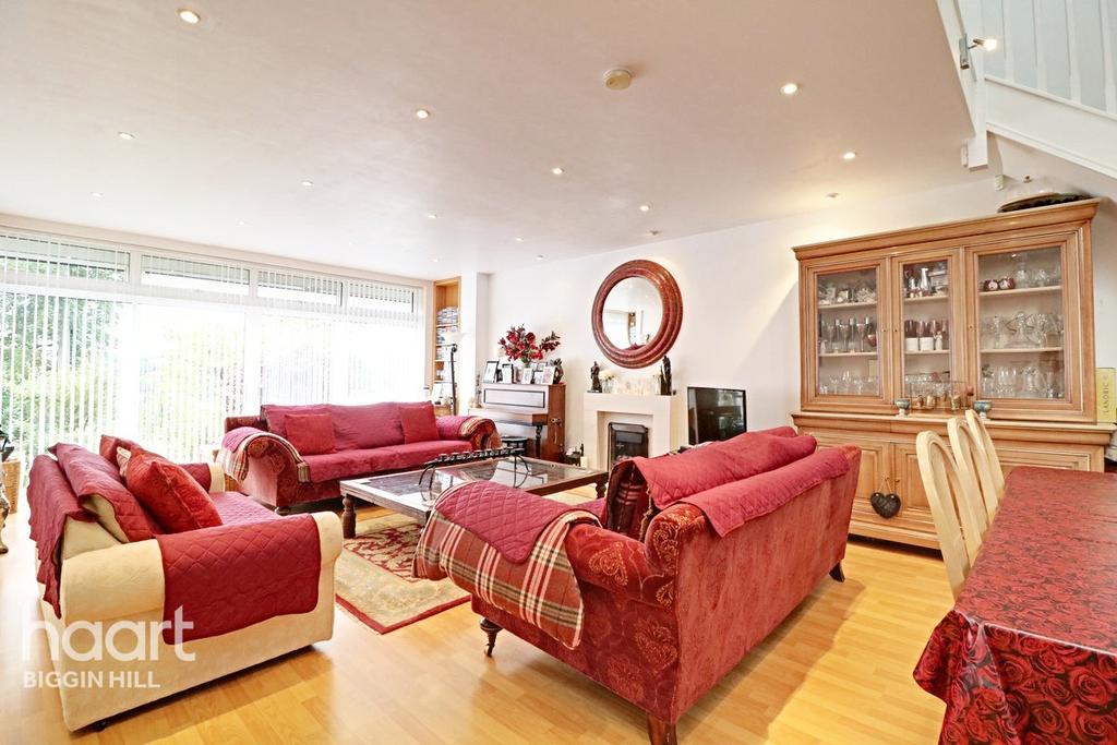 Sutherland Avenue, Biggin Hill 4 bed detached house £690,000