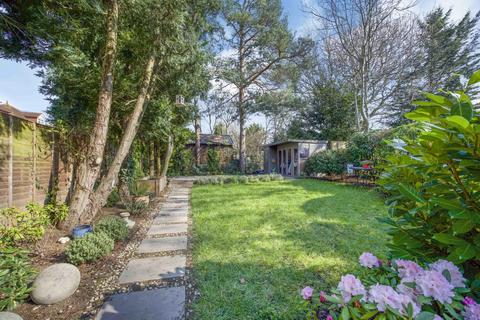 121 Thetford Road, New Malden, KT3 5DS
