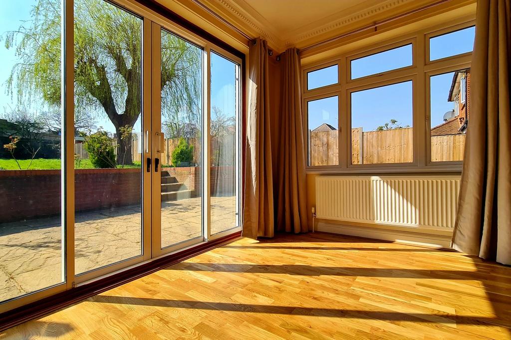 Salmon Street, Kingsbury NW9 5 bed detached house £3,500 pcm (£808 pw)