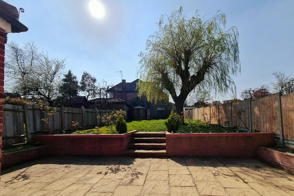 Salmon Street, Kingsbury NW9 5 bed detached house £3,500 pcm (£808 pw)