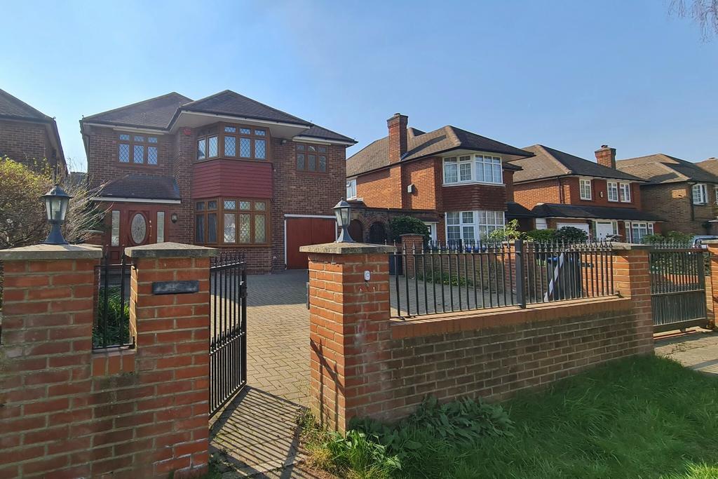 Salmon Street, Kingsbury NW9 5 bed detached house £3,500 pcm (£808 pw)