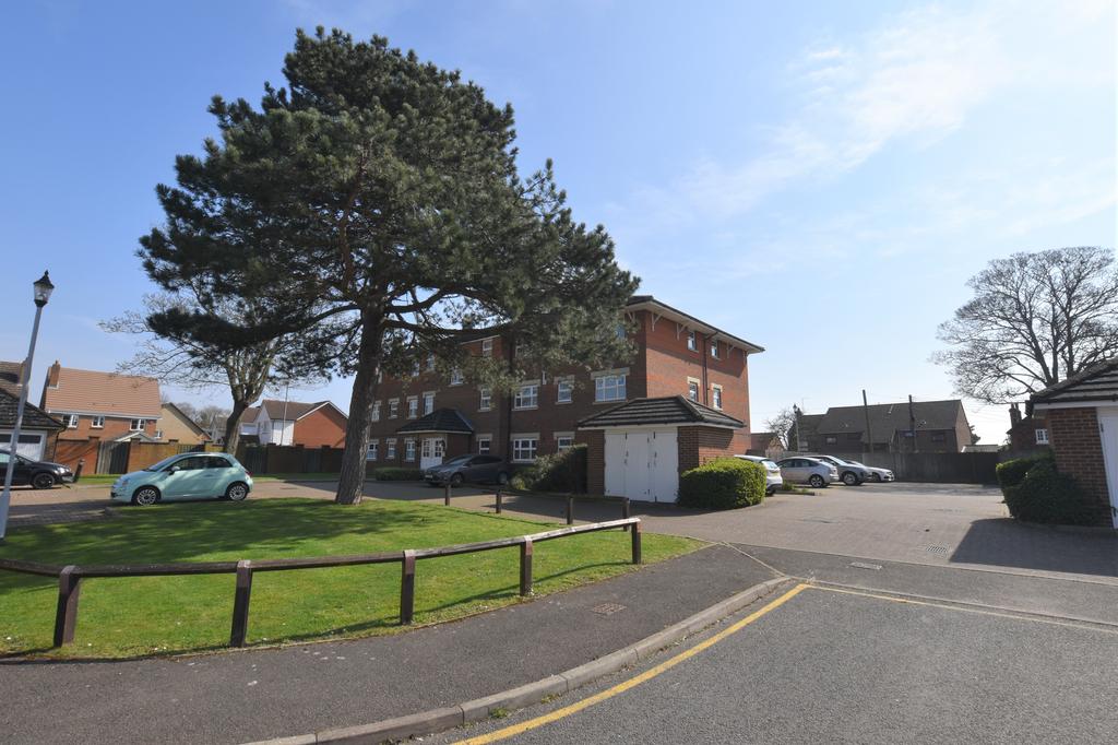 Burns Close, Billericay CM11 2 bed flat £1,200 pcm (£277 pw)
