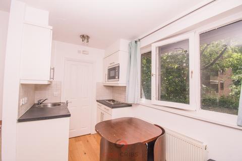 Studio to rent, Bride Street, London  N7