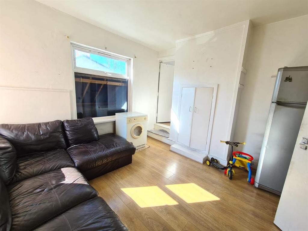 Melton Road, Leicester 3 bed flat £850 pcm (£196 pw)