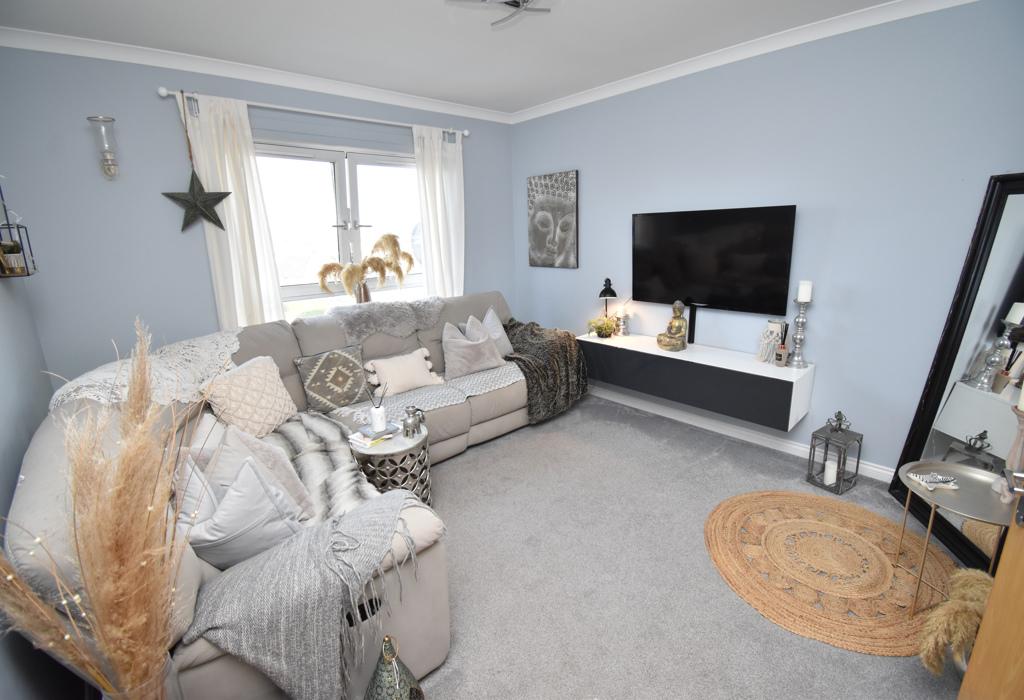 /1 4 Kings Road, Elderslie, Johnstone, Renfrewshire 2 bed flat £110,000