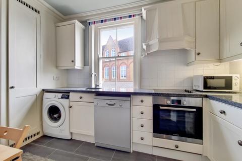 2 bedroom apartment to rent, Queens Club Gardens, W14!