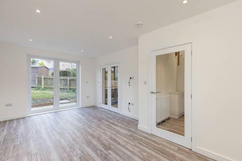 31 Clermiston Grove, Edinburgh, EH4 7DE