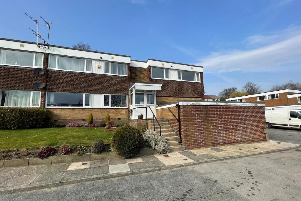 Lane End Court, Alwoodley, Leeds, LS17 7RL 2 bed flat £850 pcm (£196 pw)