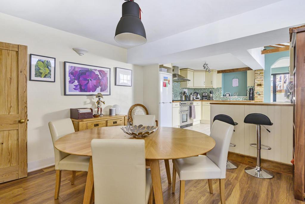 Diner to kitchen
