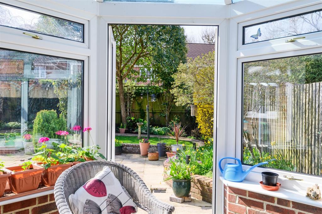 Lower Mead, Petersfield, GU31 4 bed detached house £700,000