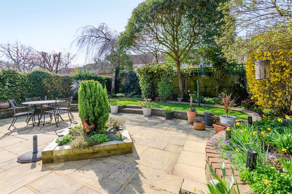 Lower Mead, Petersfield, GU31 4 bed detached house £700,000