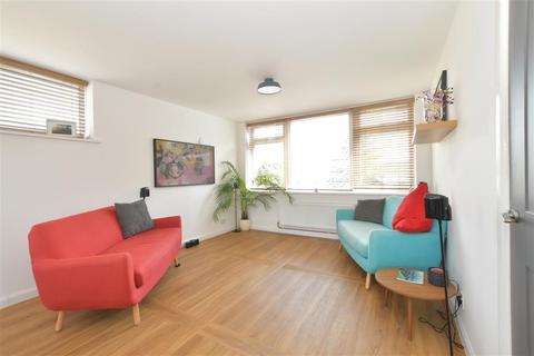 4a Juniper Square, Havant, PO9 1JA