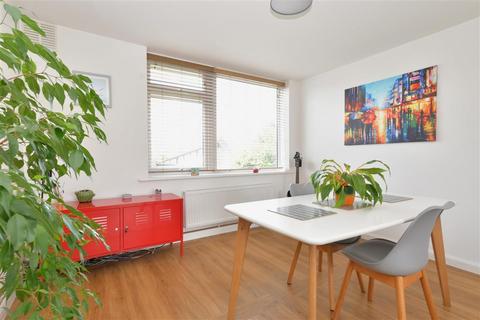 4a Juniper Square, Havant, PO9 1JA