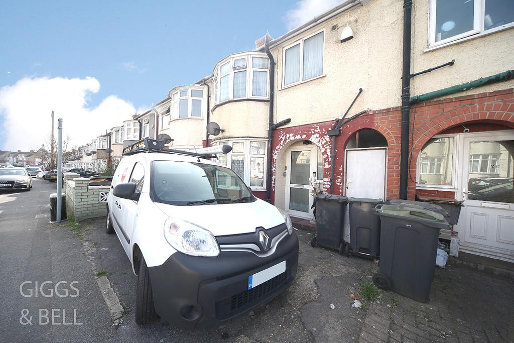 Chester Avenue, Luton, LU4 9SQ 3 bed terraced house £300,000
