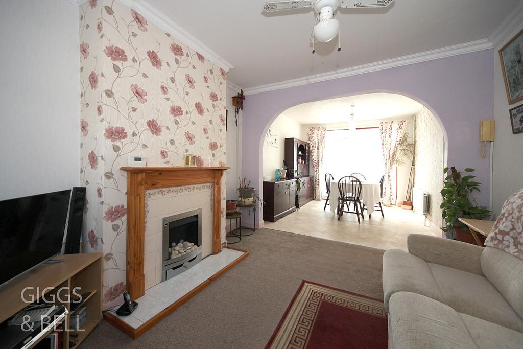 Chester Avenue, Luton, LU4 9SQ 3 bed terraced house £300,000