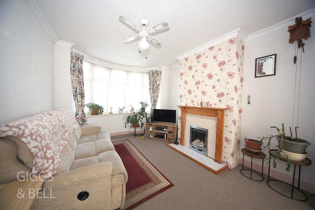 Chester Avenue, Luton, LU4 9SQ 3 bed terraced house £300,000