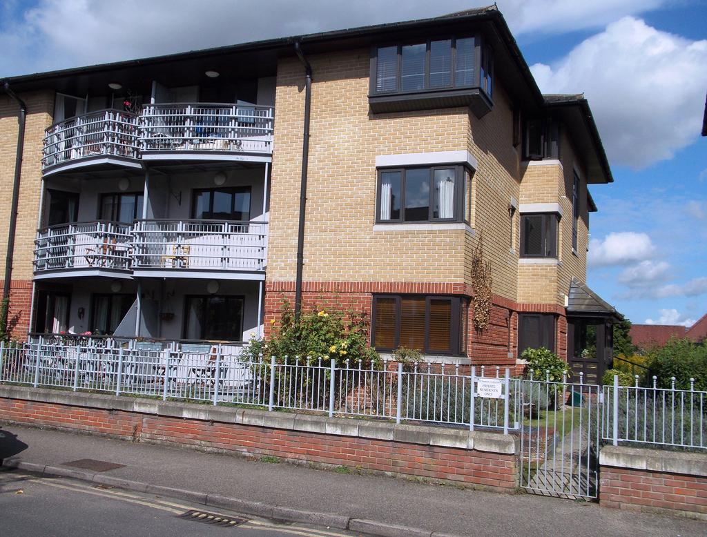 Saffron Court, Saffron Walden, Essex 2 bed flat £950 pcm (£219 pw)