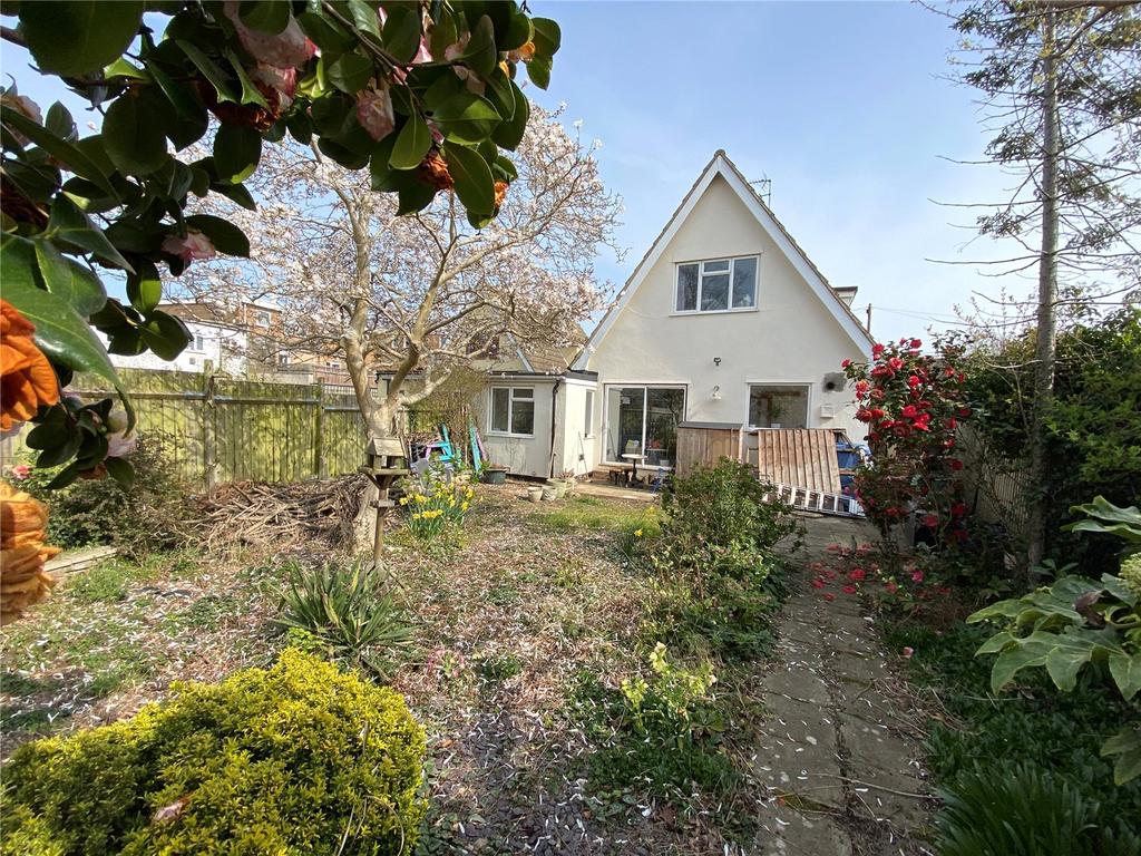 Woodlands Road, Hockley, Essex, SS5 2 bed detached house £500,000