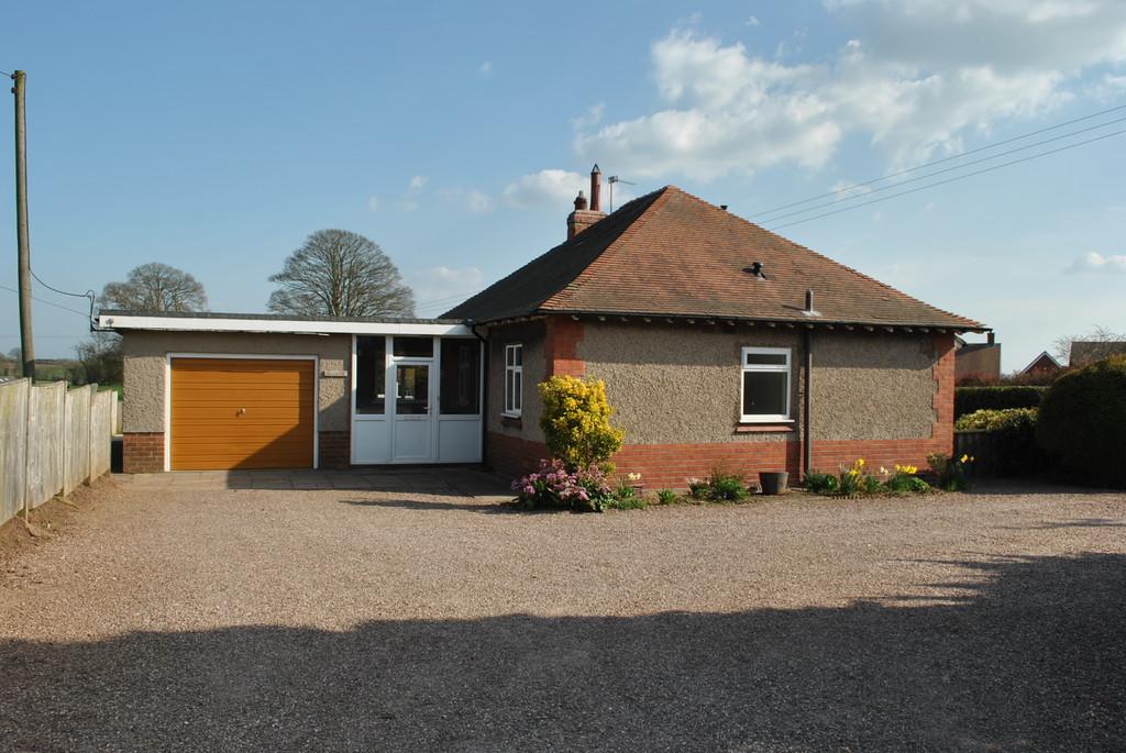 Chester Road, Malpas, Cheshire 2 bed detached bungalow £800 pcm (£185 pw)