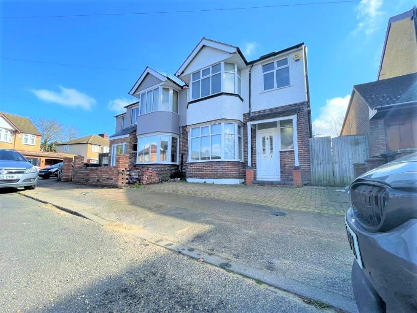 Sunridge Avenue, Luton, Bedfordshire, LU2 7JL 4 bed semidetached house
