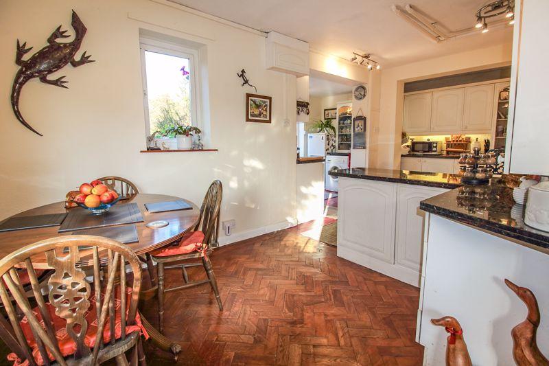Dining to kitchen