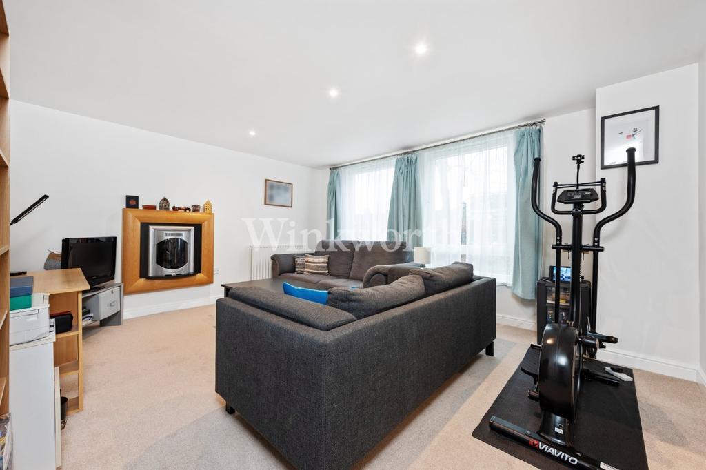 Crown Close, Winkfield Road, London, N22 2 bed apartment £425,000