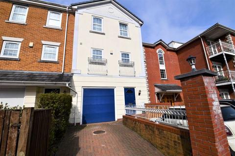 51 Chaplin Close, Salford, M6 8FW