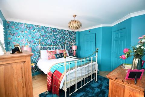 51 Chaplin Close, Salford, M6 8FW