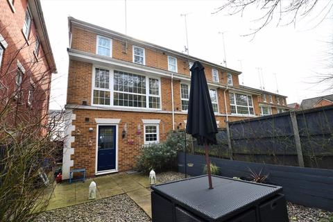 51 Chaplin Close, Salford, M6 8FW