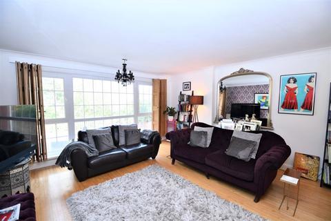 51 Chaplin Close, Salford, M6 8FW