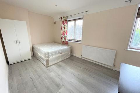 5 bedroom house share to rent, Abbots Road, Edgware, HA8