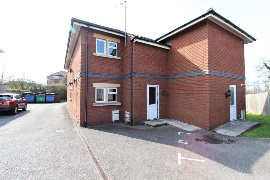 Terris Court, Stoke Gifford, Bristol... 2 bed flat £895 pcm (£207 pw)