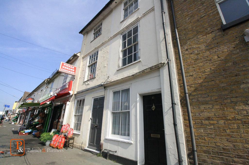 North Station Road, Colchester... 3 bed terraced house £900 pcm (£208 pw)