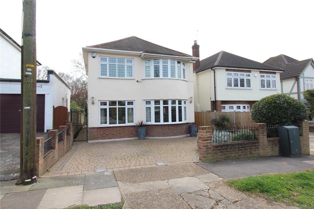 River Drive, Upminster, RM14 3 bed detached house £2,100 pcm (£485 pw)