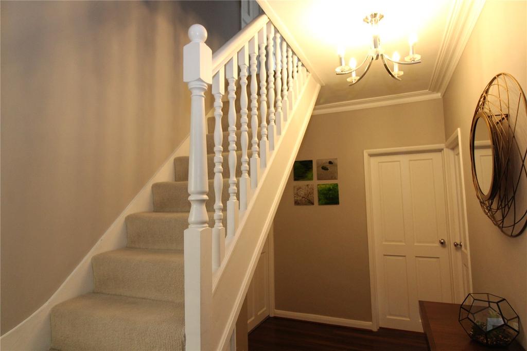 River Drive, Upminster, RM14 3 bed detached house £2,100 pcm (£485 pw)