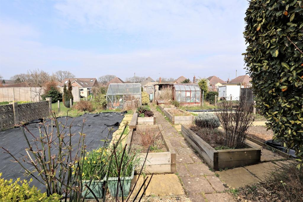 Sopers Lane, Poole, Dorset, BH17 3 bed bungalow £410,000