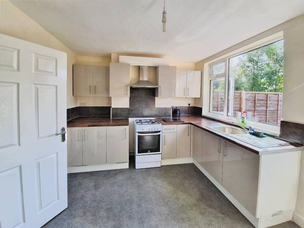 Henley Crescent, Leicester LE3 3 bed semidetached house £795 pcm (£