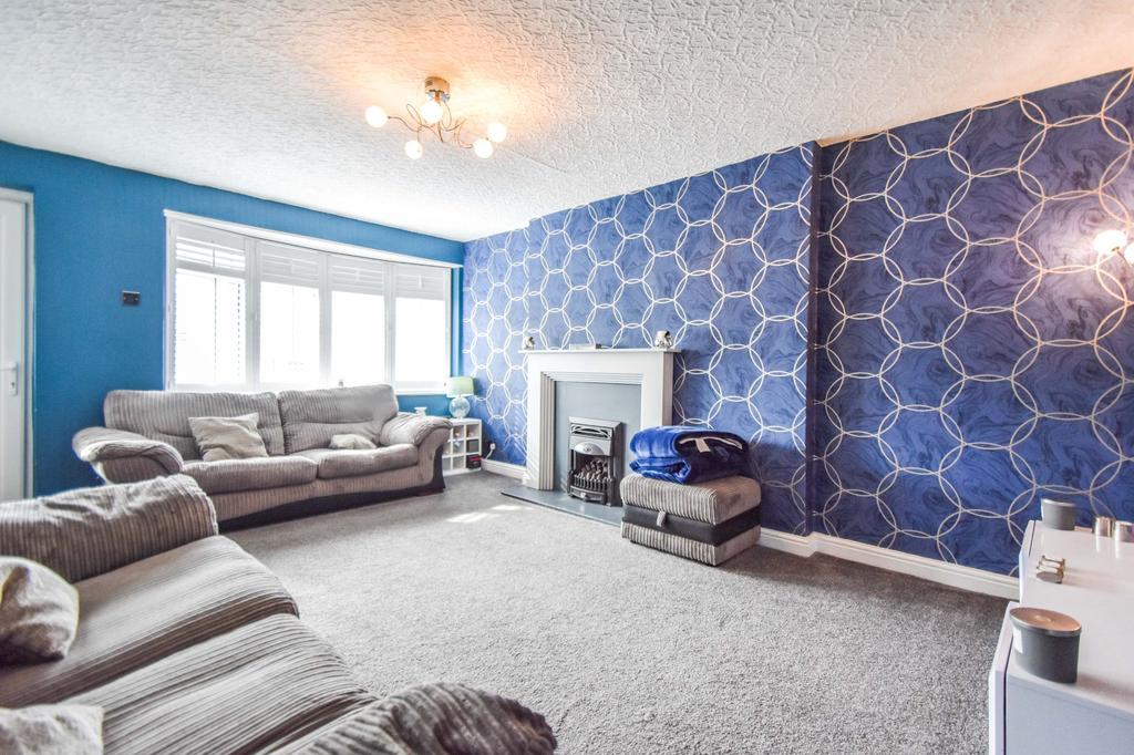 Nuttall Avenue, Whitefield, M45 4 bed semidetached house £280,000