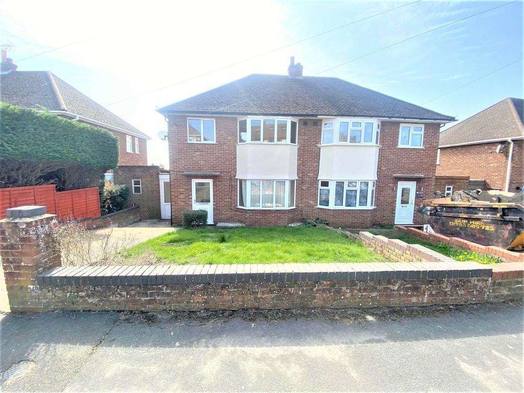 Hillary Road, High Buckinghamshire HP13 7RB 3 bed semidetached house £1,400 pcm (£