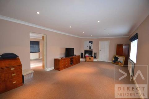 4 bedroom detached bungalow to rent, Croydon Lane, Banstead SM7