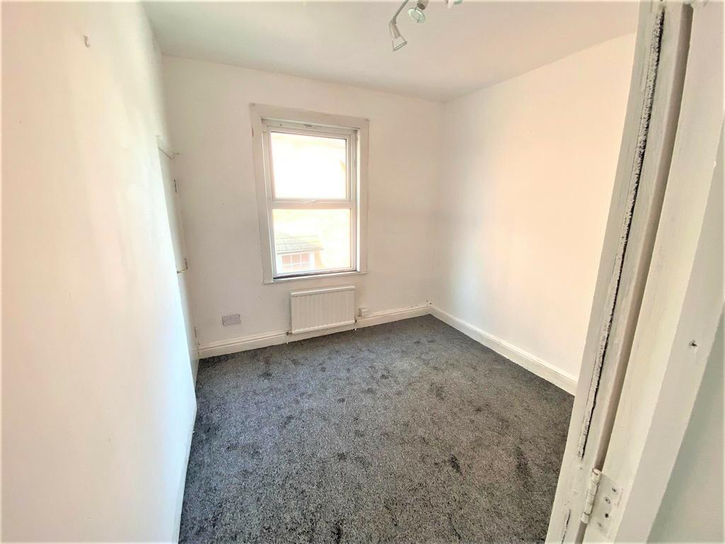 Totteridge Avenue High Buckinghamshire HP13 6XG 3 bed end of