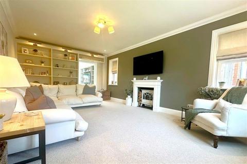 3 Brompton Gardens, West End, Woking, GU24 9GN