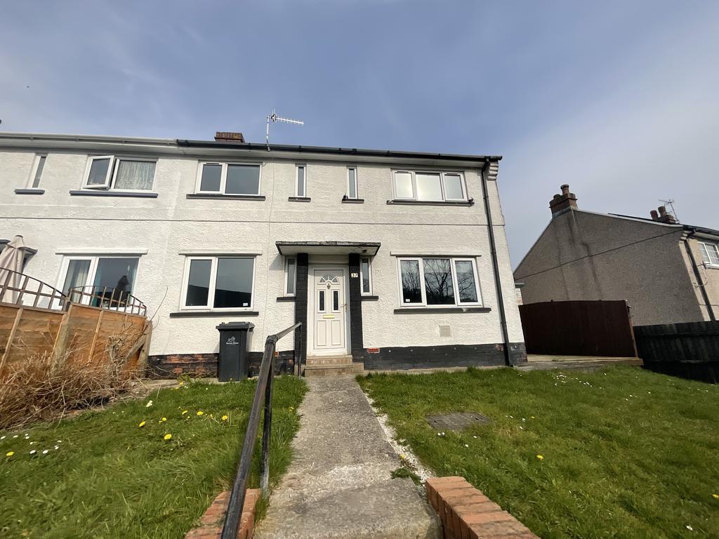 Daggar Avenue, Abertillery.... 3 bed semidetached house £600 pcm (£138 pw)