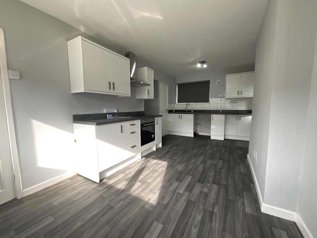 Daggar Avenue, Abertillery.... 3 bed semidetached house £600 pcm (£138 pw)