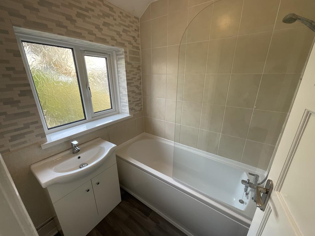 Daggar Avenue, Abertillery.... 3 bed semidetached house £600 pcm (£138 pw)