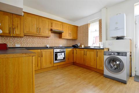 45 Throckmorton Road, London, E16 3DN