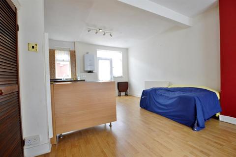 45 Throckmorton Road, London, E16 3DN