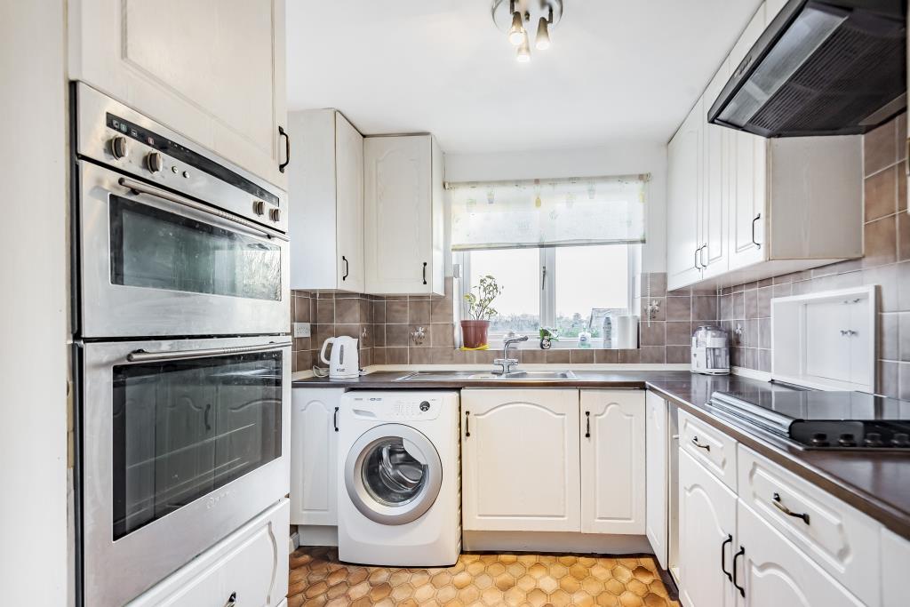 Wentworth Crescent, Maidenhead, SL6 3 bed semidetached house £450,000