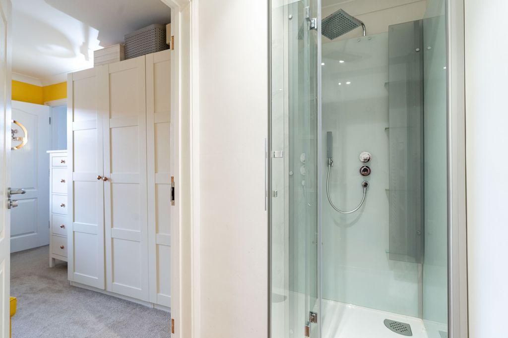 Ensuite to Bed 2