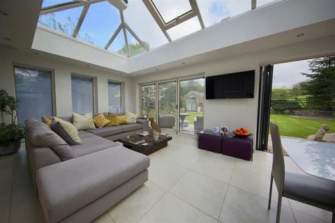 7 Braewood Close, Bury, BL9 7PG